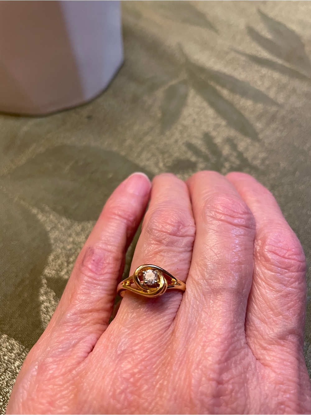 10K GE  Solitaire Twist Ring with Clear Stone. EUC